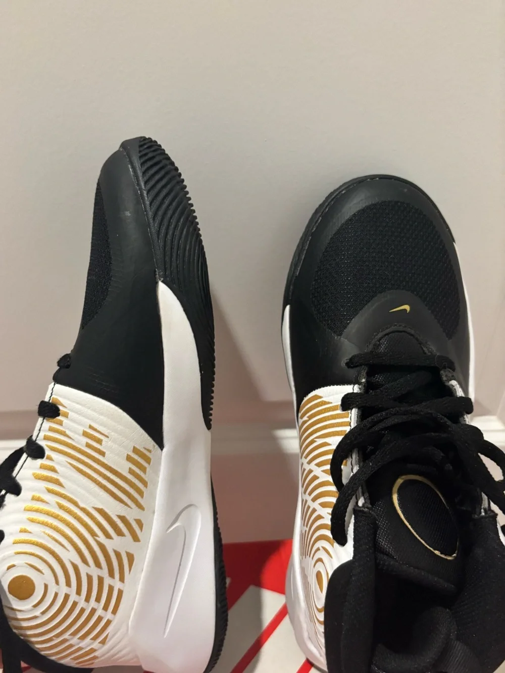 Nike Youth team hustle D9 black metallic gold basketball shoes - Picture 4 of 8